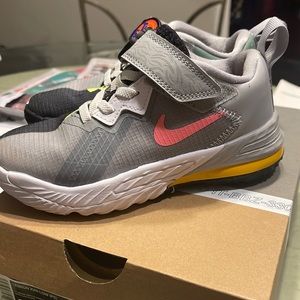 Lebron XVlll Low (Looney tunes)